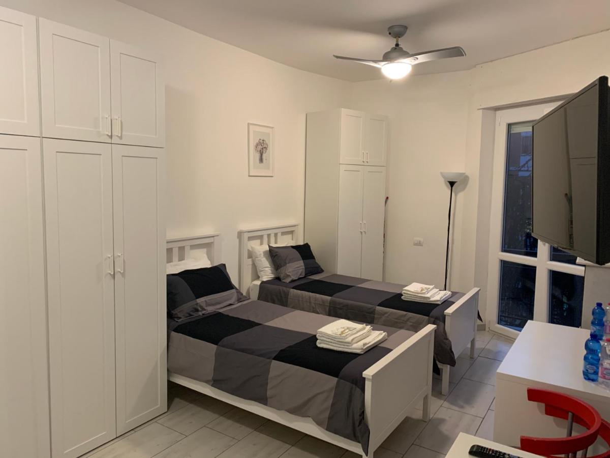 Metro Famagosta - Luminoso Appartamento Con Balcone Free Wifi & Parking Milan Bagian luar foto